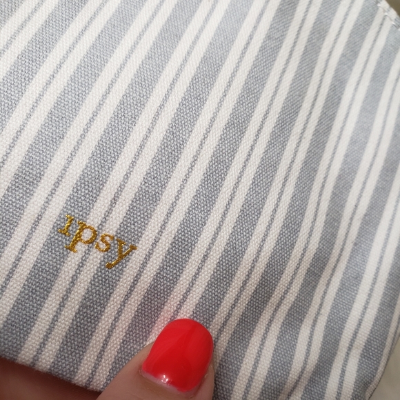 💕 IPSY January 2019 Glam Bag White and blue Stripes - Picture 4 of 8